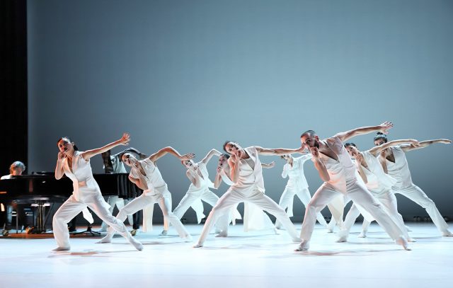 In foto, un momento performativo della compagnia Scapino Ballet Rotterdam.