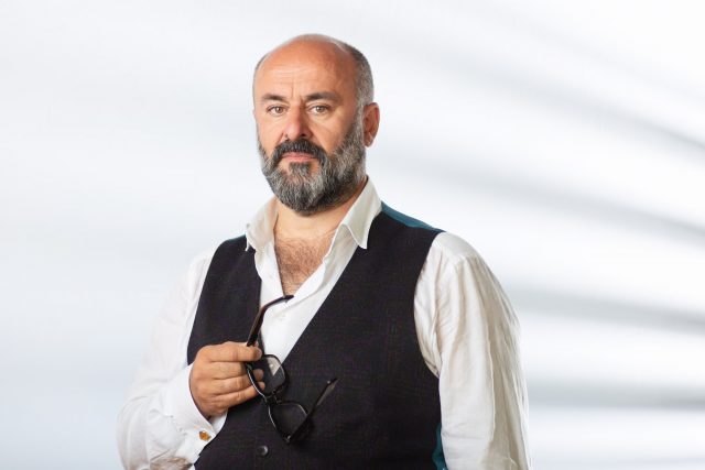 Foto di Eugenio Pini che ritrae Davide Livermore, direttore artistico del Teatro Nazionale di Genova e tra le voci di Play Future.